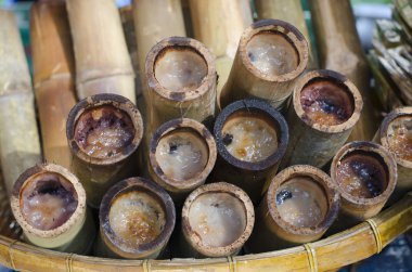 Bambu eklemlerinde kızartılmış glutinous pilavı.