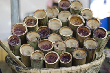 Bambu eklemlerinde kızartılmış glutinous pilavı.