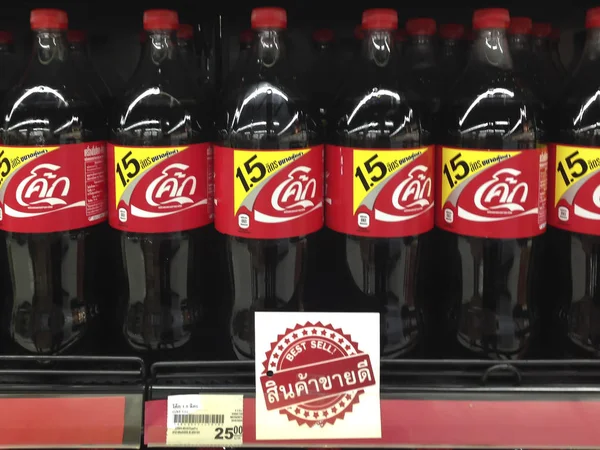 Bangkok, Thajsko - Leden 23,2017: Coca-cola řádek v regálech — Stock fotografie