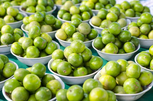 Grön lime i skål — Stockfoto