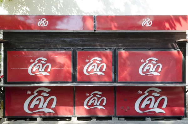 Bangkok, Thajsko - 30 ledna 2017: uzavření coca-cola shop na — Stock fotografie