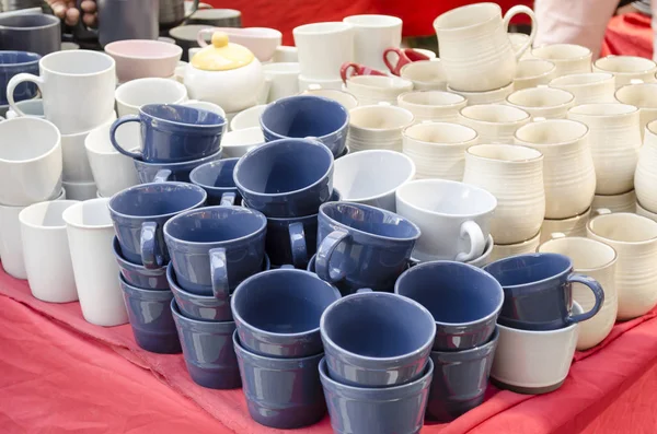 Tazones de cerámica apilados y tazas de cerámica — Foto de Stock