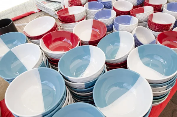 Tazones de cerámica apilados y tazas de cerámica —  Fotos de Stock