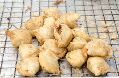 Yeni kızarmış köri puff, yemek, pasta