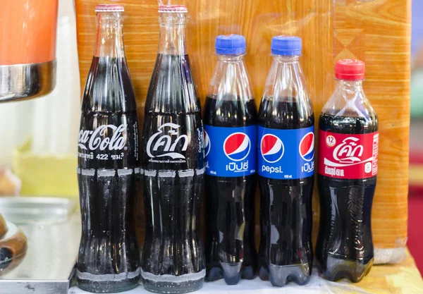 Bangkok, Thajsko - 30 ledna 2017: coca cola a pepsi prodávat — Stock fotografie