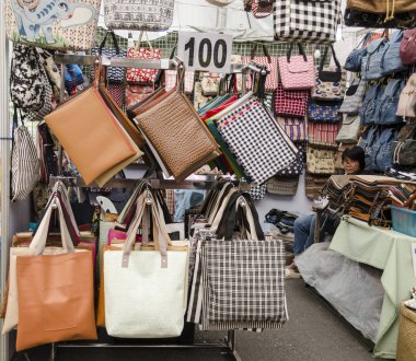 Bangkok, Tayland - 2 Şubat 2017: deri çanta dükkanında satış
