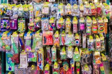 Klasik oyuncak ve Jatujak yeşil gece pazarda satan snack