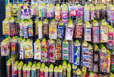Klasik oyuncak ve Jatujak yeşil gece pazarda satan snack