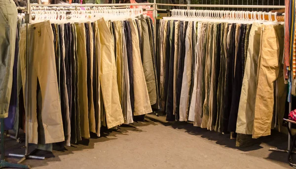 Venta de pantalones en el mercado nocturno — Foto de Stock