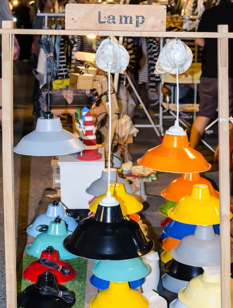 Продаж класичні старовинні лампа в зелений Сполучені нічного ринку — стокове фото