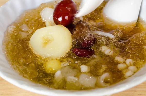 Postre chino, Ginkgo hervido en frío con la sopa Longan en tailandés — Foto de Stock