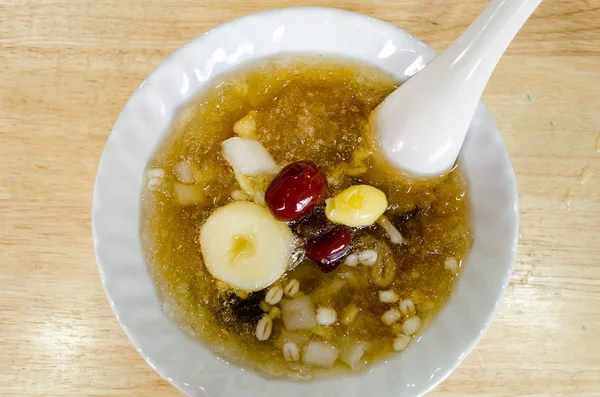 Kinesisk dessert, kaldkokt Ginkgo med Longan-suppe på thai. – stockfoto