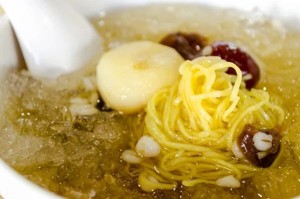 Kinesisk dessert, kaldkokt Ginkgo med Longan-suppe på thai. – stockfoto