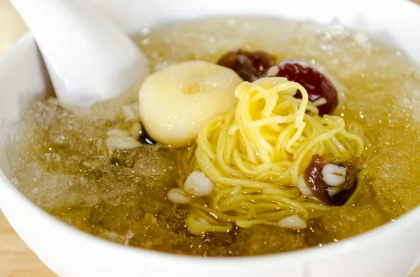 Postre chino, Ginkgo hervido en frío con la sopa Longan en tailandés — Foto de Stock