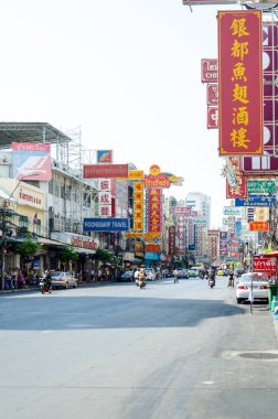 Chinatown, Bangkok, Tayland - 8 Şubat 2017: Arabalar ve Mağazalar 