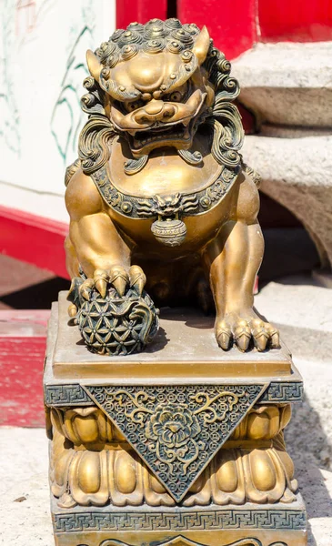 Estatua de león de oro —  Fotos de Stock