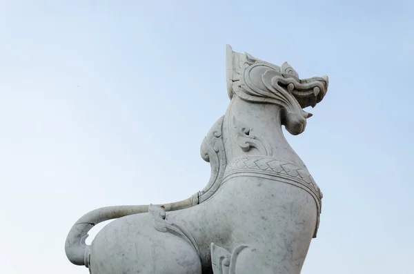 Singha (estilo tailandés león) estatua en el templo Tailandia —  Fotos de Stock