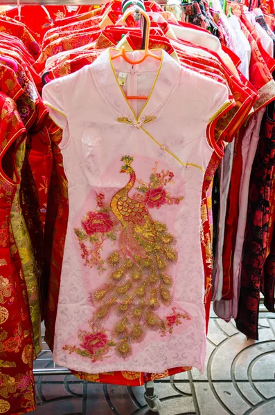 Verkauf chinesischer Kleidung in China-Stadt, Thailand — Stockfoto