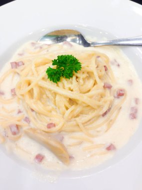 Spagetti carbonara makarna stili