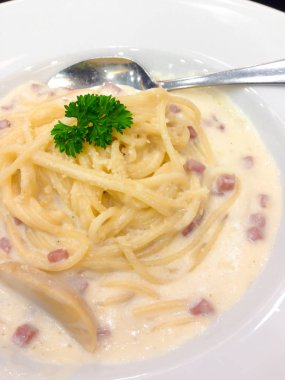 Spagetti carbonara makarna stili