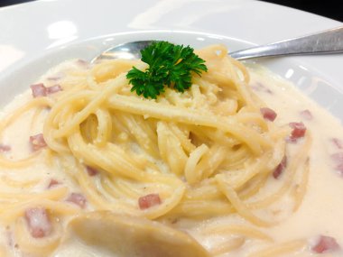 Spagetti carbonara makarna stili