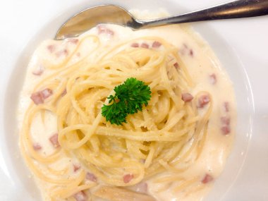 Spagetti carbonara makarna stili