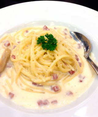 Spagetti carbonara makarna stili