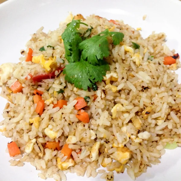 Жареный рис, азиатская кухня — стоковое фото