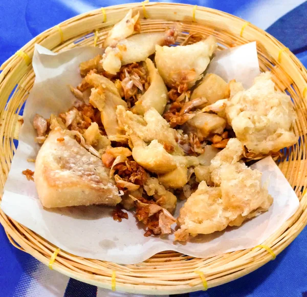 Cortezas de cerdo también conocidas como chicharon o chicharrones — Foto de Stock