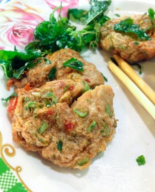 Kızarmış balık ezmesi topları.