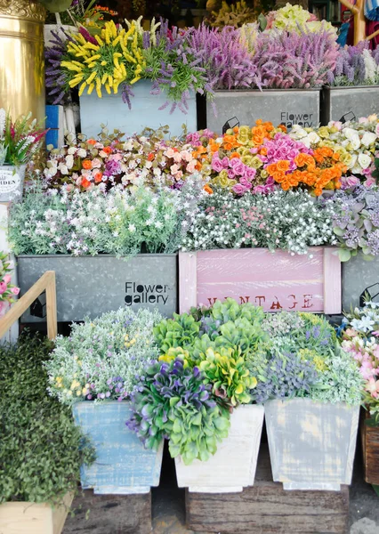 Loja de flores ao ar livre no mercado de fim de semana Jatujak Bangkok Tailândia . — Fotografia de Stock