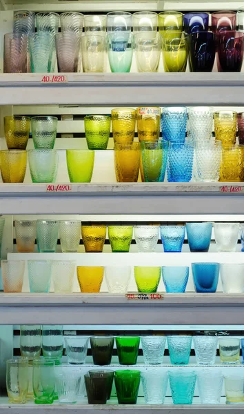 Renkli bardak su raflarda satış — Stok fotoğraf