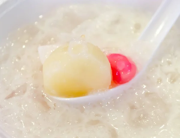 Castañas de agua en la bañera de leche de coco Tim Grob Thai comida del desierto . — Foto de Stock