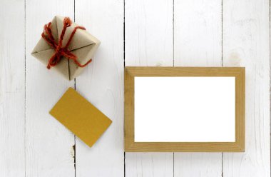 hediye kutusu ile kart ve fotoğraf çerçevelemek Üstten Görünüm