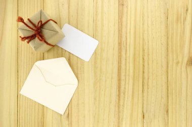 zanaat hediye kutusu zarf ile ahşap üzerine yukarıdan 