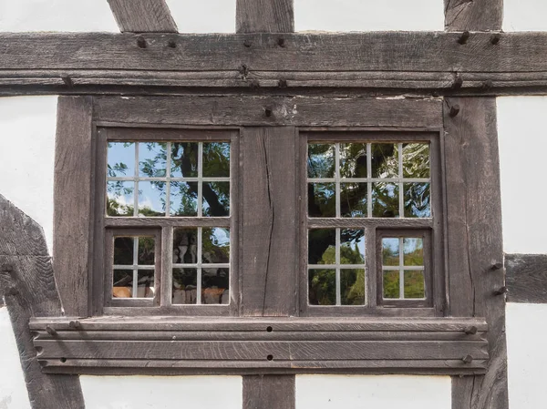 Hlaf 木骨造りの家、古い二重窓 — ストック写真
