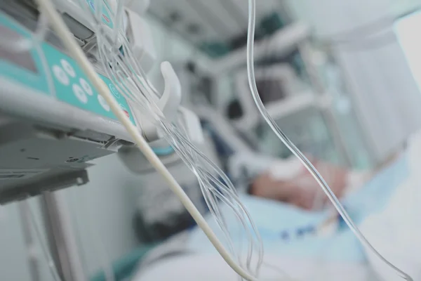 LifeLines у відділенні інтенсивної терапії на тлі пацієнта в ліжку — стокове фото