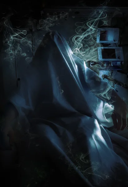 Hantu rumah sakit dalam asap misterius — Stok Foto
