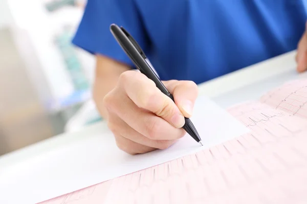 Doctor analyzes the patient's test results — Stock Photo, Image