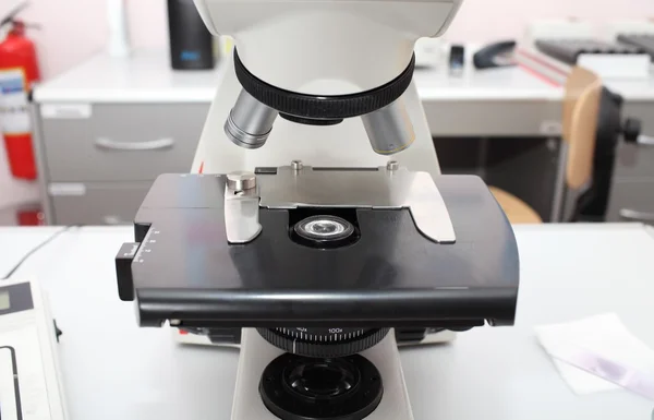 Microscopio óptico en laboratorio hospitalario —  Fotos de Stock