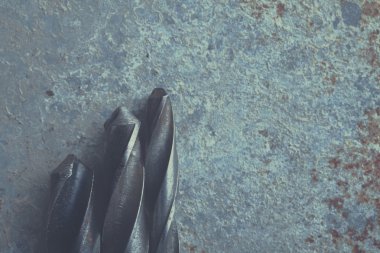 Grunge arka plan üzerinde matkap kümesi