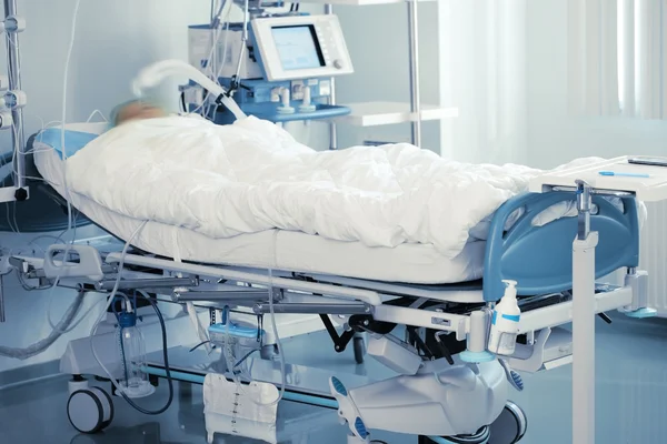 Monitorování z kómatu pacient na jednotce intenzivní péče — Stock fotografie