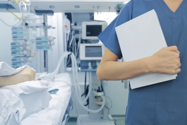 Travailleur de la santé avec papiers dans la chambre du patient — Photo