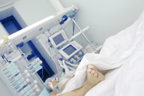 Patient in serious condition in intensive care — Stock Photo, Image