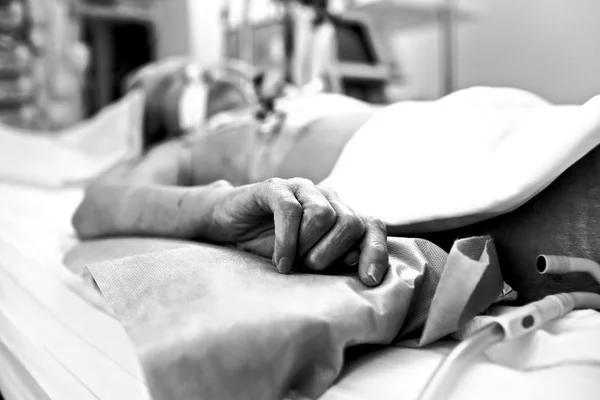 Main extrêmement épuisée patients mourant dans un lit d'hôpital. Noir — Photo