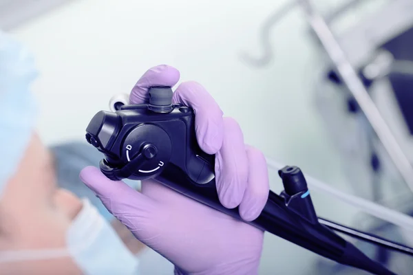 Orvos kezét egy endoszkópos szonda — Stock Fotó