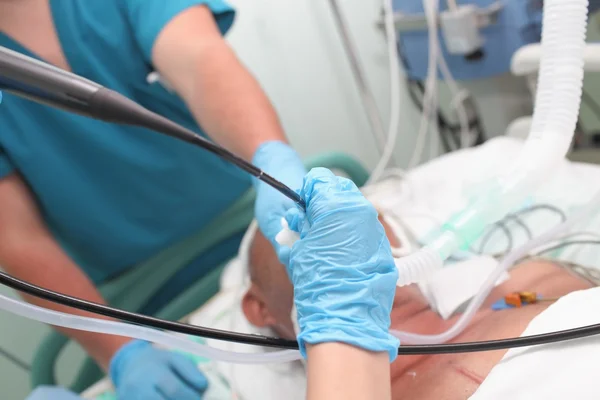 Processo de broncoscopia em pacientes com doença pulmonar grave que — Fotografia de Stock