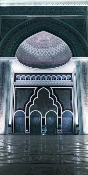 Entrance door of the mosque with arrow pointer — Stock Photo, Image