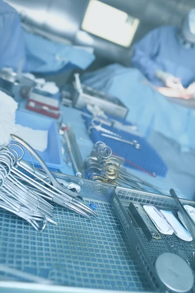 Комплект хирургических инструментов в операционной — стоковое фото