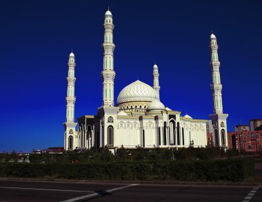 Mavi gökyüzü arka plan üzerinde Camii